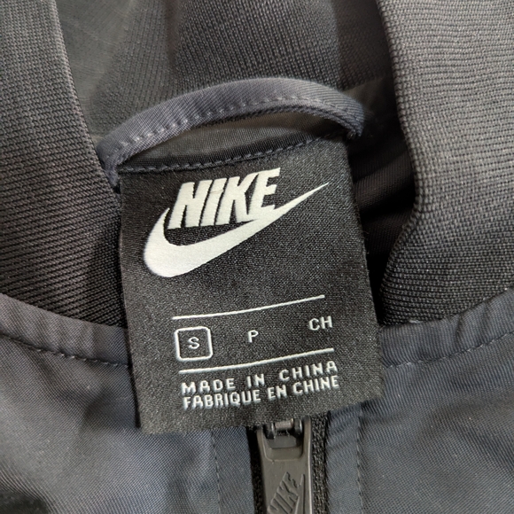 Nike Black Windbreaker Jacket Sleek Athletic Design - Picture 5 of 5